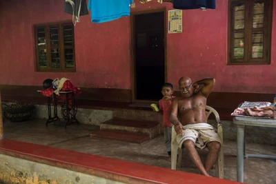 4 years old Rathan and her great grand father Venkapa Gowda.
@dasodi area, Belthangadi taluk, Karnataka
