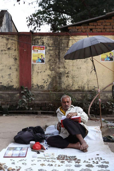 A coin seller ( antique and foreign) who has an interest in horoscope too. Take from Raipur