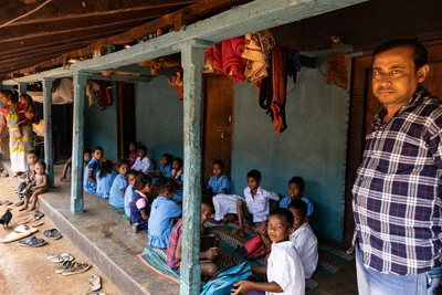 A school on the veranda of a house as they don't have a building for schooling. Kotedura bond, a village sharing border with Andra Pradesh. Chitrakonda, Malkangiri district/2023