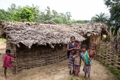 Handa Ram Madvi’s wife, Madavi Pojhe and children in front their house. 

Muleri, Dantewada dist, Chhattisgarh.