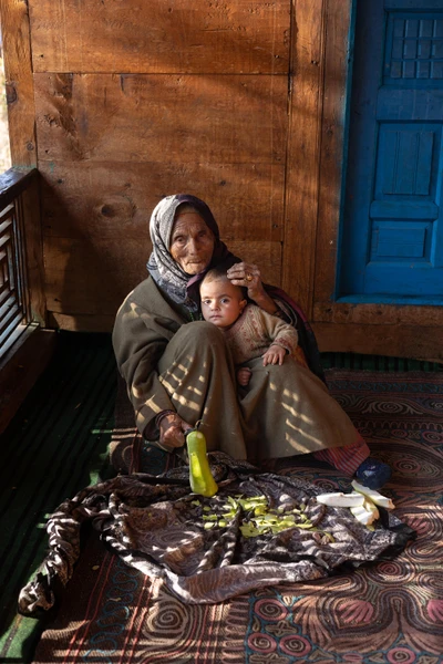 Hadiya with her grandmother Roshni Beegam/ Keran/LoC/Kupwara district/2023