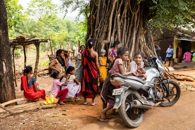 Waiting for ration distribution. Bungaputtu village, Chitrakonda, Malkangiri/2023