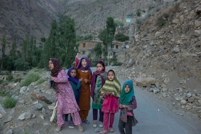 Children watching whether tourists are on their way up from Kargil town to the top of the mountain where they live, close to the LOC. A village belonging to POK is visible from here. At Hundurmaan, Kargil.