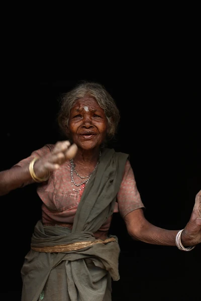 Nanjukali talks about the pathetic situation of her hamlet. Take from Vallolam ooru. 2014